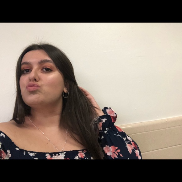 Meet your Posher, Gabriela - Picture 1 of 1